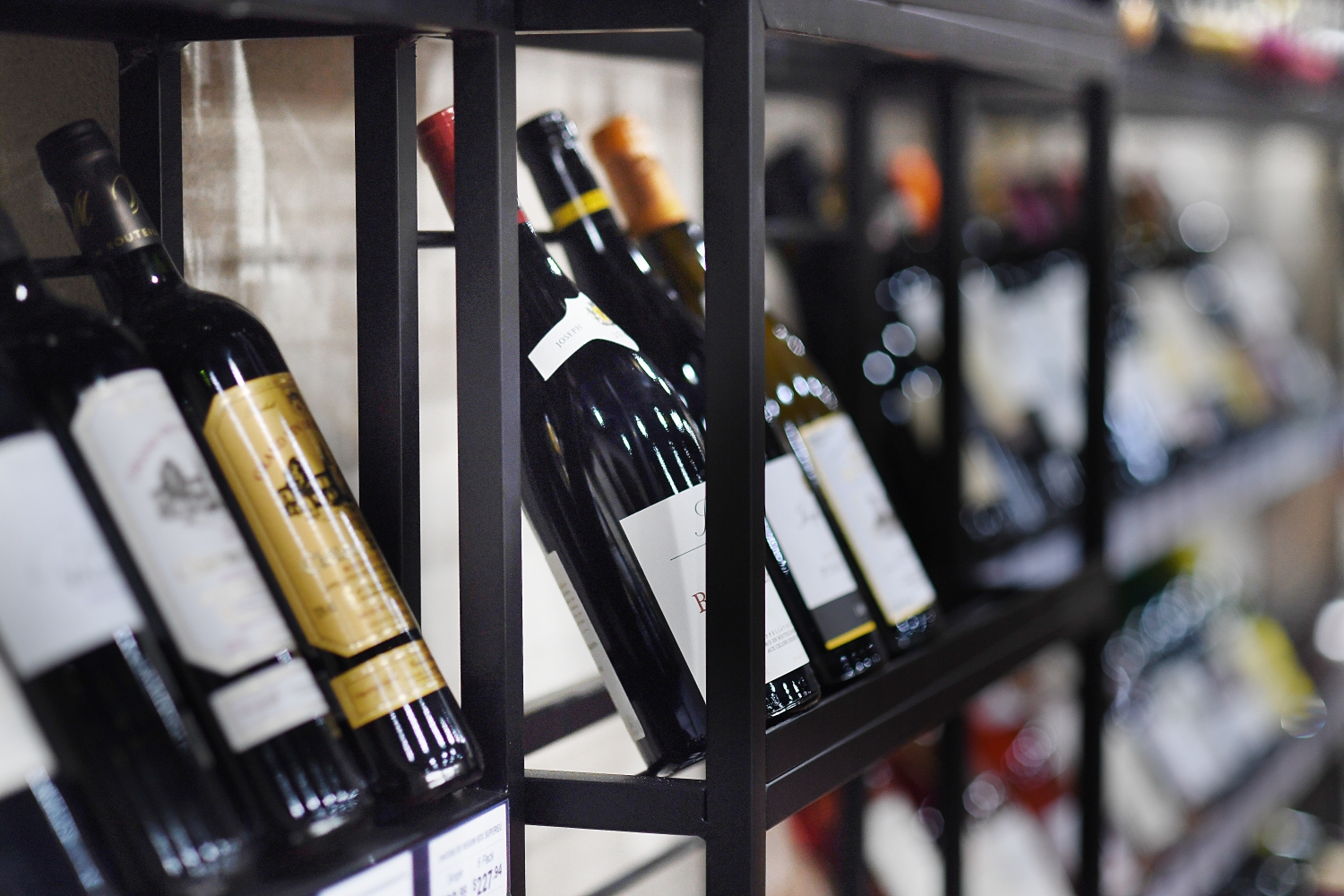 WINE CELLAR DINING ROOM Vine & Vault